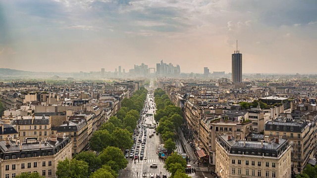 从凯旋门望向法国巴黎的拉德芳斯和香榭丽舍大街，4K时间流逝