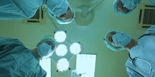 下面是医学专家在手术室给病人戴氧气面罩前与病人交谈的画面。