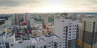 住宅区鸟瞰图。夏季新建成的住宅区。空中新地产与社区教师停车场和绿色花园在中心