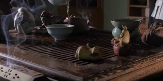 中国传统的茶道，把茶倒在一个粘土的杯子里。用勺子倒茶