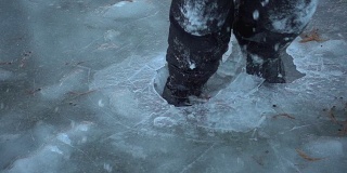 男孩在薄冰上跳，慢镜头250帧/秒