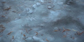 男孩在薄冰上奔跑，慢镜头250帧/秒