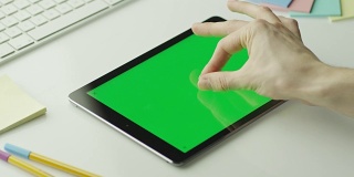 设计师在横屏模式下使用绿屏平板电脑。在红色电影摄像机拍摄4K(超高清)。它易于缩放，旋转和作物不丢失质量。