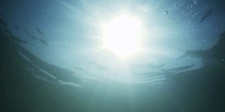 水下海景与阳光光线