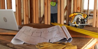 建筑工地的房屋平面图和工具