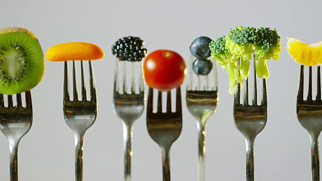 水果和蔬菜是典型的素食，低热量，新鲜，色彩丰富。一个典型的饮食:西红柿，花椰菜，卷心菜，蓝莓，覆盆子，猕猴桃，橘子和胡萝卜。
