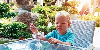 男孩吃冰淇淋