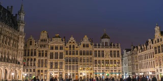 比利时布鲁塞尔大广场的布鲁塞尔城市天际线夜晚时光流逝，4K时间流逝