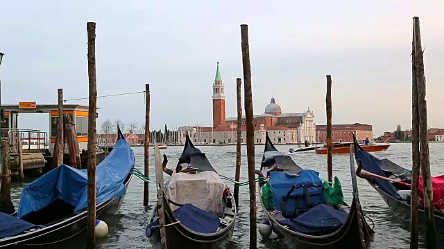 停泊的贡多拉在威尼斯的波浪上摇摆