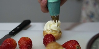 草莓奶油泡芙，泡芙奶油，手填奶油内烤糕点