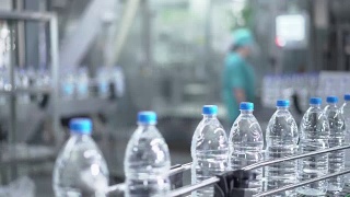塑料水瓶在输送和水瓶装机行业。视频素材模板下载