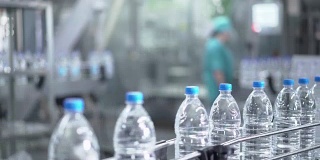 塑料水瓶在输送和水瓶装机行业。