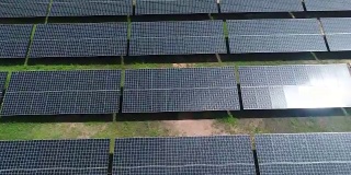 鸟瞰图大型工业太阳能能源农场