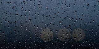 黄昏时分，雨点从窗玻璃上落下