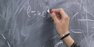 学生在黑板上写了一个公式。