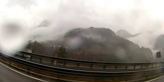 雨天在意大利阿尔卑斯高速公路上开车