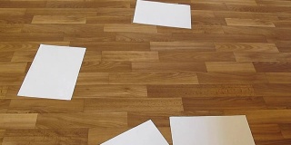 洁白干净的办公用纸掉在木地板上- 12秒