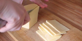 妇女们用金属刀切奶酪