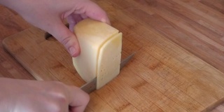 妇女们用金属刀切奶酪