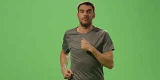 背景是一个绿色屏幕模型，上面是一名身穿t恤的男子在慢跑。