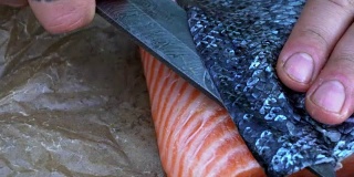 三文鱼片，厨师为烹饪准备鱼。
