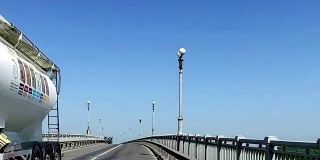在多瑙河上的桥上开车