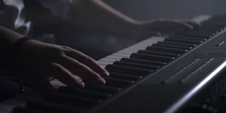 音乐家演奏键盘。钢琴键盘音乐播放器