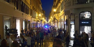 意大利夜间时间著名的罗马西班牙台阶拥挤的街道全景4k