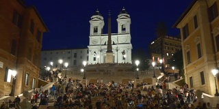 意大利夜晚灯火辉煌著名的罗马西班牙台阶拥挤的全景4k