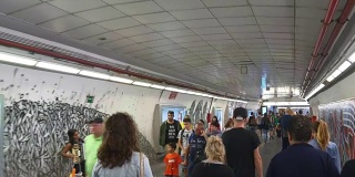 意大利夜间罗马地铁拥挤隧道步行全景4k