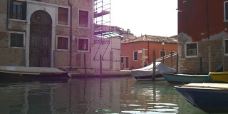 意大利夏日威尼斯城私家运河入口游艇泊车全景4k
