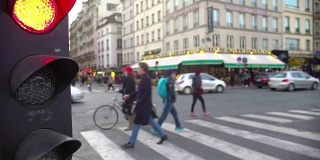 街道交通红灯，行人过马路，活跃的城市生活