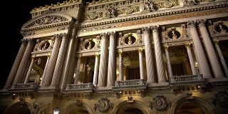 高耸的白色圆柱照亮了巴黎歌剧院，古老的建筑