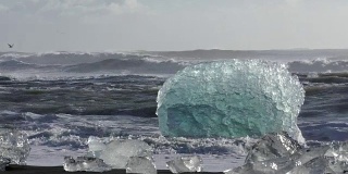 巨大的海浪拍打着冰岛的冰山