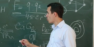 化学老师在黑板旁边讲一些大学里有趣的事情