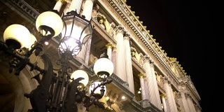 古色古香的街灯照亮了历史建筑、建筑和艺术