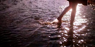 女人赤脚过河