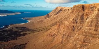 飞过米拉多德尔里约热内卢视点附近的悬崖，兰萨罗特，加那利群岛，西班牙