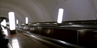地铁里的自动扶梯正在向下移动。莫斯科地铁站，航空龙卷风