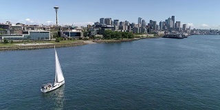 西雅图，WA 05-26-17:太空针塔和摩天大楼在城市天际线的Piers的航拍帆船