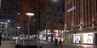 瑞士苏黎世圣诞夜装饰班霍夫大街交通侧全景4k