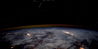 从国际空间站上看到的夜晚的地球。这段视频由美国宇航局提供。