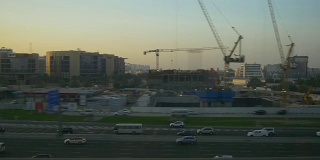 日落之光迪拜工业部分地铁侧面全景4k阿拉伯联合酋长国