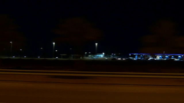 阿布扎比迪拜公路旅行之夜汽车侧全景4k阿拉伯联合酋长国