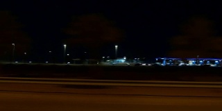 阿布扎比迪拜公路旅行之夜汽车侧全景4k阿拉伯联合酋长国