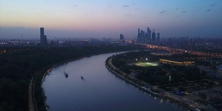 俄罗斯日落之夜莫斯科城著名的麻雀山城市景观空中全景4k