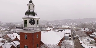 空中冬季建立圣约翰路德教会的镜头