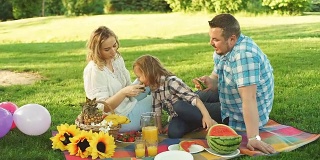 一家人在野餐