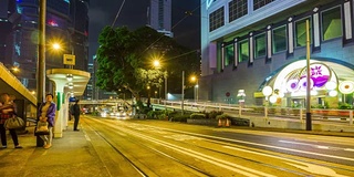 中国香港市中心夜间轻轨交通站全景4k时间推移