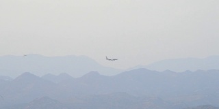 飞机在山与山之间低空降落和飞行